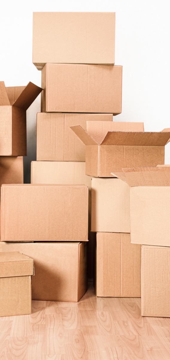 Piles de boîtes en carton